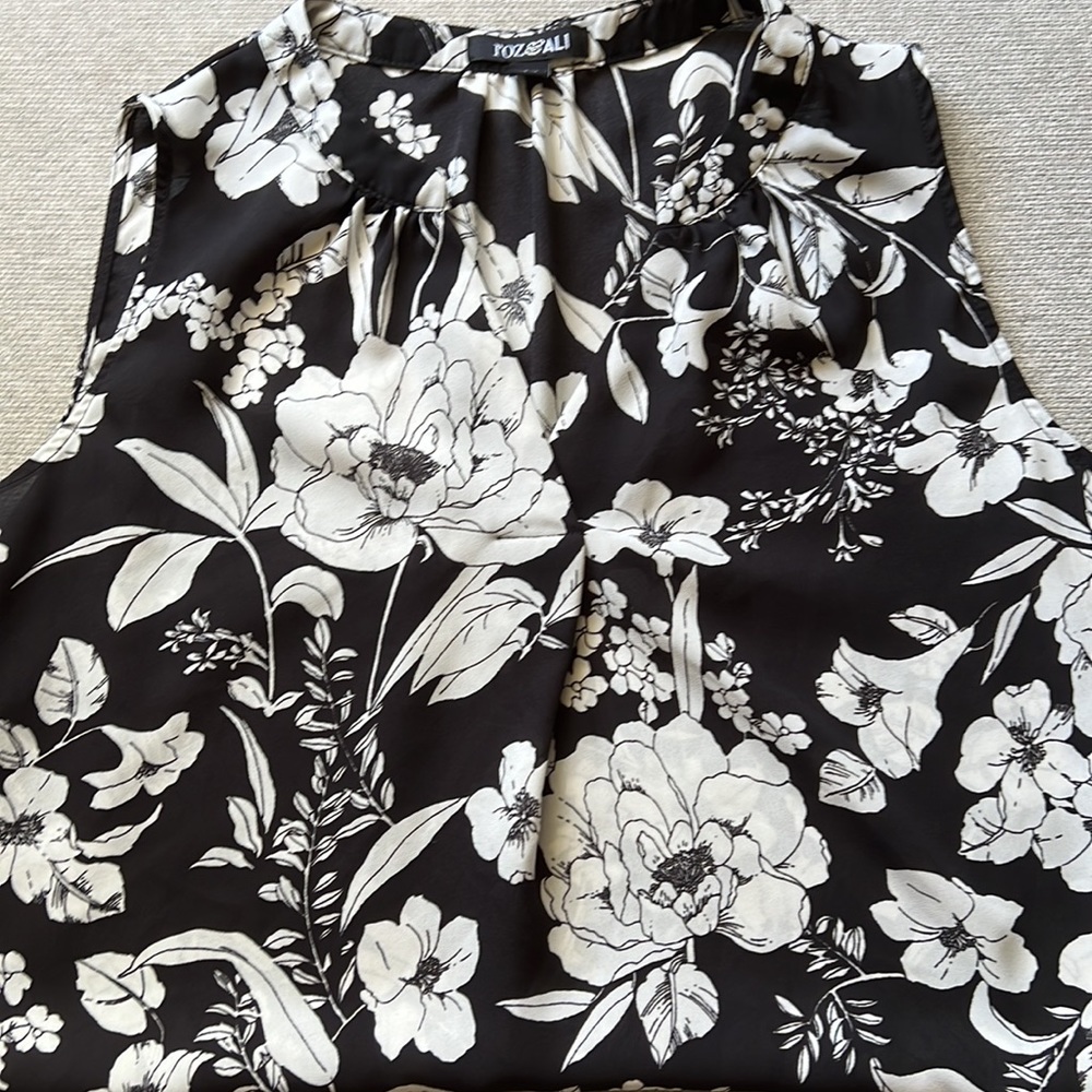 🌻 Black and white floral sleeveless blouse 🌻